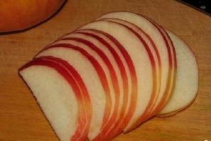 Яблоки в слоеном тесте, запеченные в духовке: подборка лучших рецептов